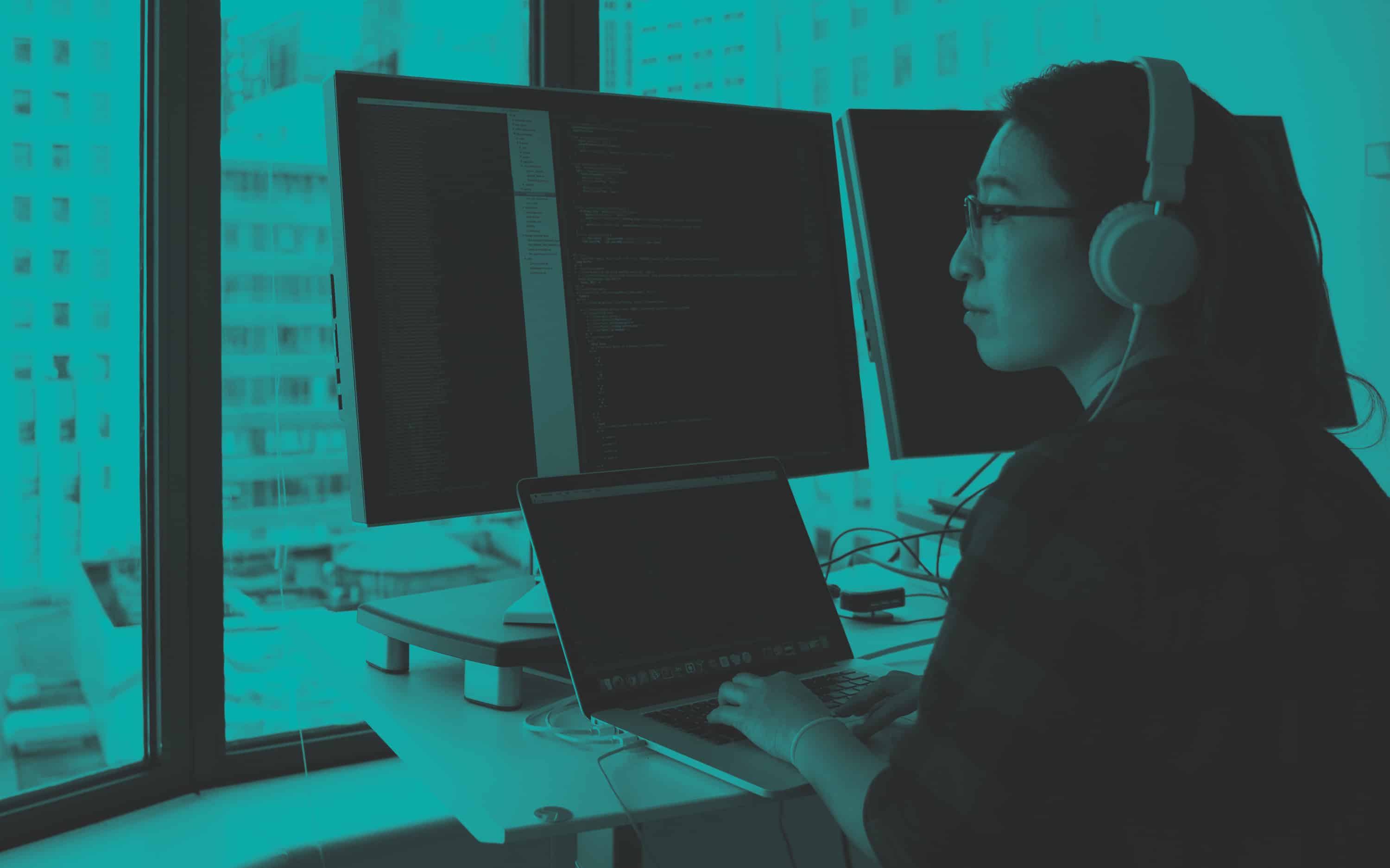 Full-stack Developer projektuje aplikację.