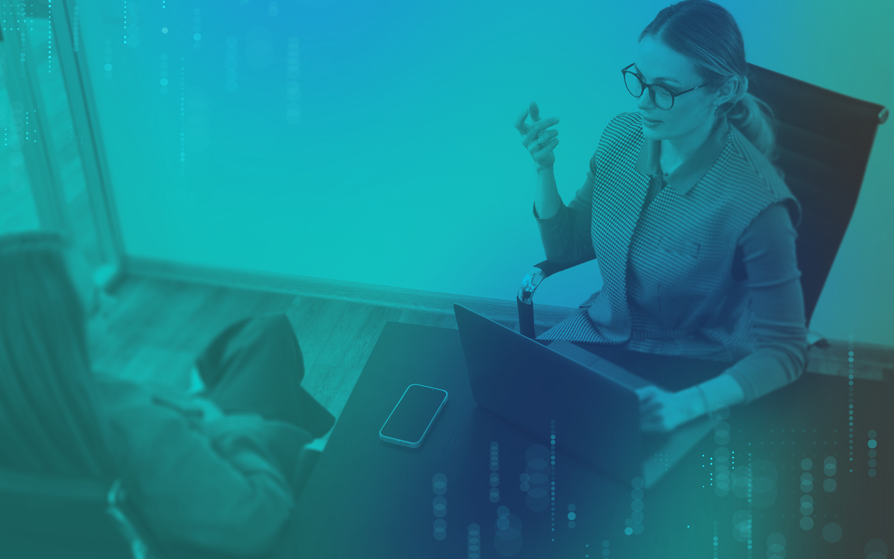 Kobiety rozmawiają o trendach na rynku pracy.